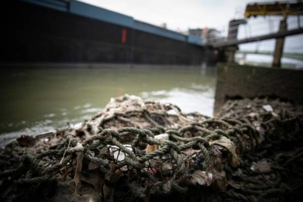 Γαλλία: Ο Σηκουάνας «πνίγεται» στα πλαστικά σκουπίδια