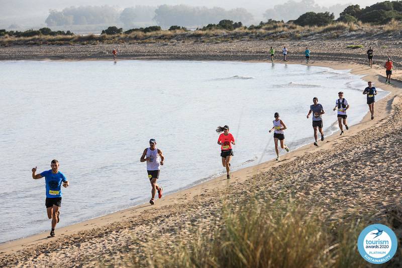 Οι δρομείς του Navarino Challenge διασχίζουν την πανέμορφη παραλία της Βοϊδοκοιλιάς 