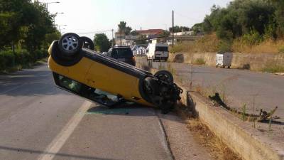 Ανατροπή αυτοκινήτου στη Νέα Είσοδο Καλαμάτας