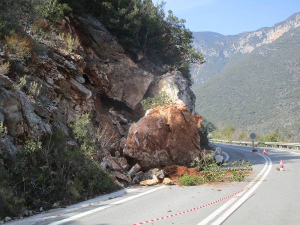 Βράχοι έκλεισαν τον εθνικό δρόμο Καλαμάτας - Σπάρτης