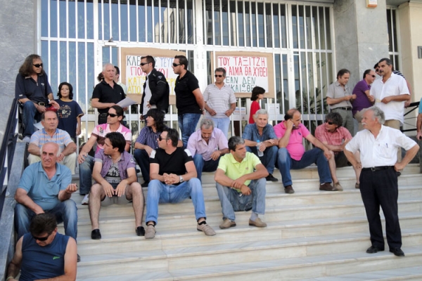 Απεργούν οι ταξιτζήδες της Μεσσηνίας - βίντεο από τη διαμαρτυρία τους στο Διοικητήριο