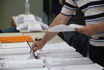 Συντροφικά μαχαιρώματα στα κόμματα: Παιχνίδια και ίντριγκες μέχρι τα μεσάνυχτα