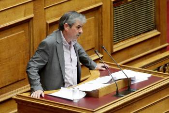 Πετράκος: &quot;Ναι&quot; σε συμφωνία με τους δανειστές, αλλά &quot;όχι&quot; σε οποιαδήποτε συμφωνία