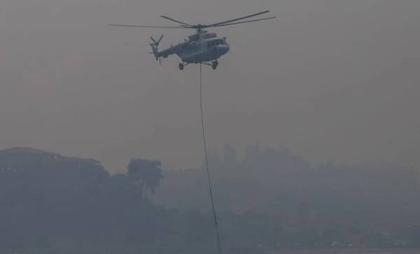 Φωτιά στα Τρίκαλα: Ελικόπτερο επιχειρεί σε πυρκαγιά στα Στουρναρέικα