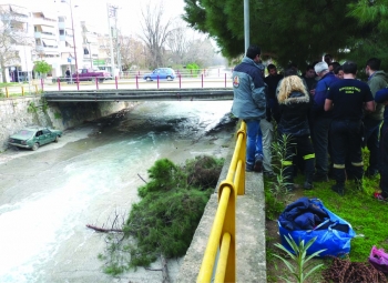 Στα σχολεία από την Πυροσβεστική: Ασκηση ετοιμότητας σε περίπτωση σεισμού και σενάριο απεγκλωβισμού από αμάξι στο Νέδοντα