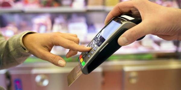Βέλγιο: «Οι Έλληνες καλούνται να πληρώνουν συχνότερα με κάρτες»