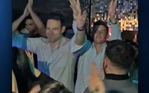 Στέφανος Κασσελάκης: Ο χορός με τον Τάιλερ σε γκέι μπαρ μετά την ψήφιση για τον γάμο ομοφύλων (Βίντεο)