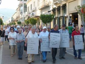 Πορεία συνταξιούχων στο κέντρο της Καλαμάτας (βίντεο)