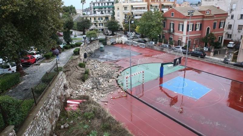 Κέρκυρα: Αποκλεισμένα χωριά, «βομβαρδισμένο» οδικό δίκτυο και αμέτρητες υλικές ζημιές - Διασώθηκαν 69 άτομα