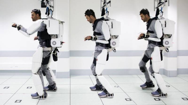 Παράλυτος άνδρας περπατά ξανά με τη βοήθεια ρομποτικού εξωσκελετού (Βίντεο)