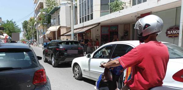 Καλαμάτα: Κυκλοφοριακό κομφούζιο στο κέντρο λόγω ακινητοποιημένου οχήματος