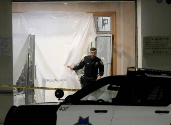 ΗΠΑ: Η αστυνομία σκότωσε οδηγό ο οποίος εισέβαλε με το όχημά του στο κτίριο του κινεζικού προξενείου στο Σαν Φρανσίσκο