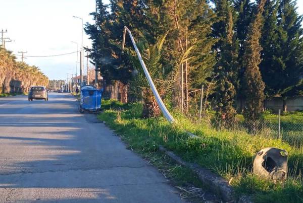 Κολόνα φωτισμού για μήνες πεσμένη στην έξοδο της Μεσσήνης
