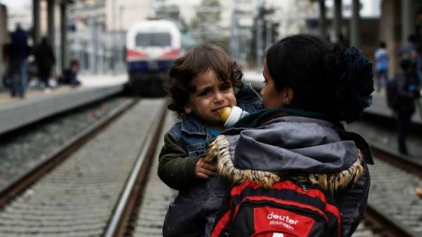 Αποχωρούν οι πρόσφυγες σταδιακά από το σταθμό Λαρίσης