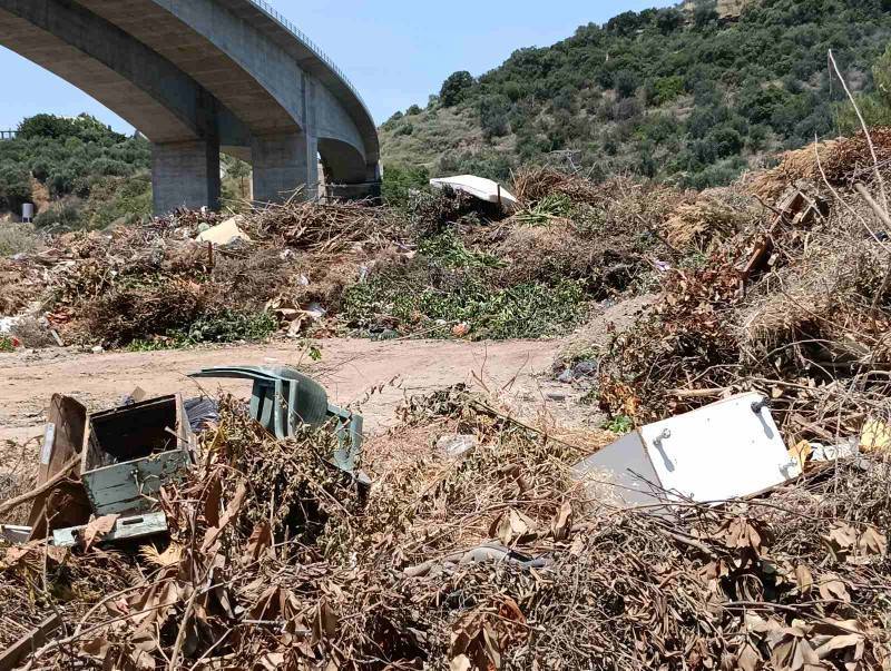 Εικόνα εγκατάλειψης κάτω από τη γέφυρα του αυτοκινητοδρόμου - «Καμπανάκι» για τον κίνδυνο πυρκαγιάς