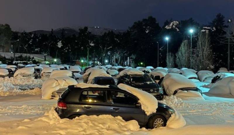 Κακοκαιρία Ελπίδα: Θαμμένα στο χιόνι τα πάρκινγκ σε Γεννηματάς και Σωτηρία
