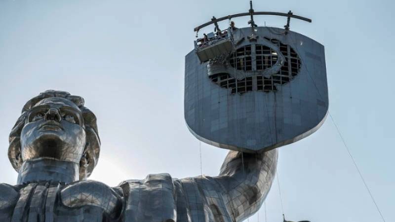 Κίεβο: Ξηλώθηκε το σφυροδρέπανο από το μνημείο της Μητέρας Πατρίδας