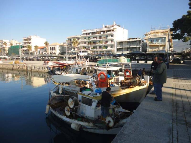 Εως 25 ευρώ το τ.μ. ετήσιο ενοίκιο για τραπεζάκια στο λιμάνι της Καλαμάτας