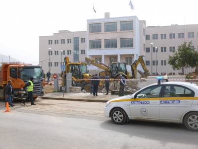 Κατεδάφισαν το φυλάκιο στην είσοδο του νέου δημαρχείου Καλαμάτας (βίντεο)