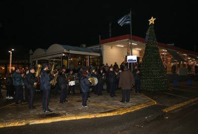 Φωταγωγήθηκε το δέντρο στην Κεντρική Αγορά Καλαμάτας