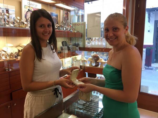 Η νικήτρια του μεγάλου διαγωνισμού από το «Κόσμημα Κοντόπουλος» παρέλαβε το δώρο της, ένα χρυσό κολιέ 14 καρατίων με μαργαριτάρια