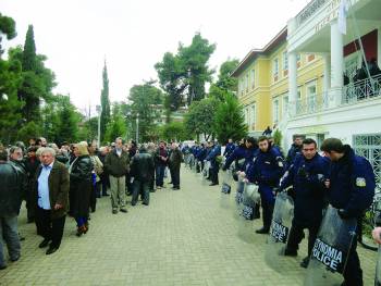 Περιφερειακό Συμβούλιο για σκουπιδοεργοστάσιο: &quot;Ναι&quot; με τα ΜΑΤ