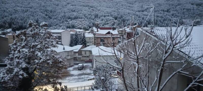 «Λευκά» Χριστούγεννα με χιόνια στα ορεινά, βροχές και καταιγίδες (βίντεο)