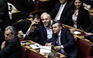 Ο Αμυράς απαντά στις επικρίσεις για τις selfie στην Βουλή