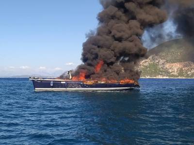 Κεφαλονιά: Βύθιση ιστιοφόρου μετά από πυρκαγιά στο Φισκάρδο για την αποφυγή ρύπανσης