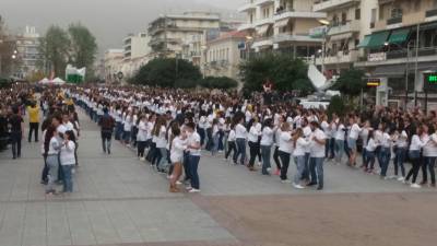Νέο ρεκόρ Γκίνες στην Καλαμάτα: 740 άτομα χόρεψαν μπατσάτα στην κεντρική πλατεία (βίντεο)