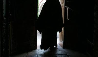 Θύμα ενδοοικογενειακής βίας παπαδιά από τον ιερέα σύζυγό της - Την έστειλε στο νοσοκομείο