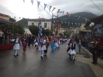 Η παρέλαση της 25ης Μαρτίου στην Κυπαρισσία (φωτογραφίες)