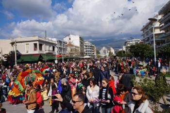 Παραδοσιακό γαϊτανάκι σήμερα στην Καλαματα (φωτογραφίες, βίντεο)