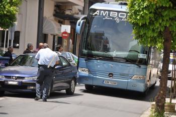 Ουρές αυτοκινήτων από παράνομο παρκάρισμα στο κέντρο της Καλαμάτας