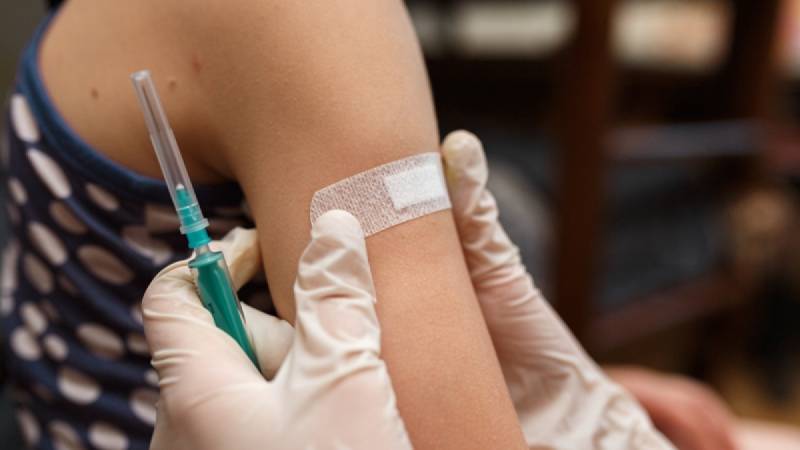 Γραβάνης - εμβολιασμός παιδιών: Δεν κινδυνεύουν από το εμβόλιο αλλά από τον ιό