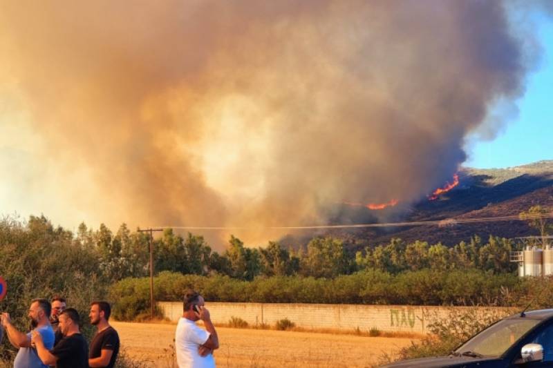 Εκτός ελέγχου η φωτιά στην Εύβοια – Διαδοχικές εκκενώσεις οικισμών (βίντεο)