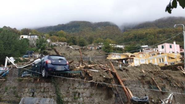 Ιταλία: Mία νεκρή και έντεκα αγνοούμενοι στο νησί της Ίσκια μετά τις φονικές πλημμύρες