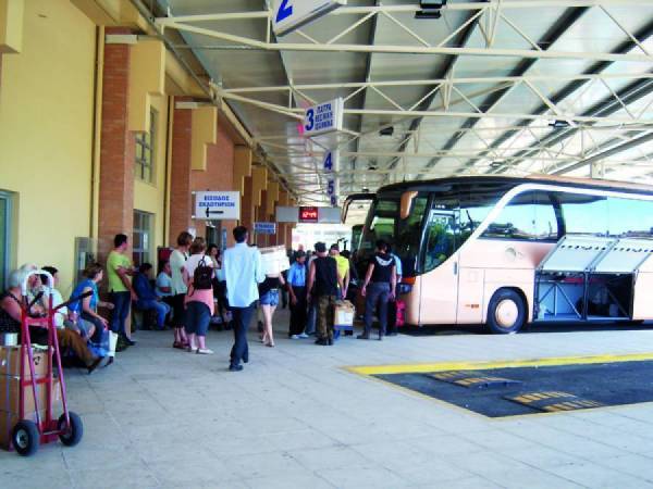 Λεωφορείο καθημερινά από αεροδρόμιο Καλαμάτας για Κυπαρισσία