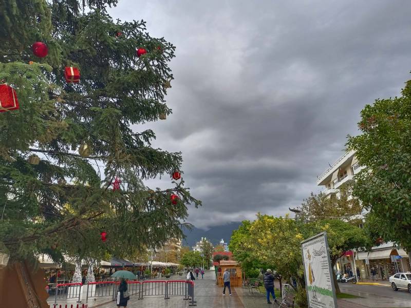 Ανοικτά τα καταστήματα σήμερα, σε ρυθμούς εορταστικού ωραρίου η αγορά