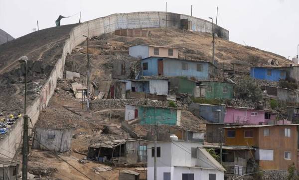 Περού: Κατεδαφίζεται το &quot;τείχος της ντροπής&quot; που χωρίζει φτωχογειτονιές από μια πλούσια συνοικία στη Λίμα
