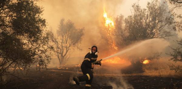 Φωτιά Βαρυπόμπη: Επιχείρηση εκκένωσης γηροκομείου