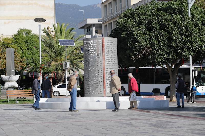 Αποκαλύφθηκε το “Μνημείο Φωτός” στην κεντρική πλατεία Καλαμάτας (βίντεο)
