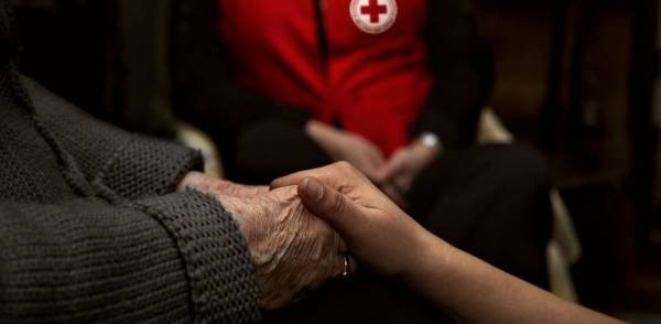 Στη μάχη ο Ερυθρός Σταυρός για μεταφορά ηλικιωμένων για εμβολιασμό