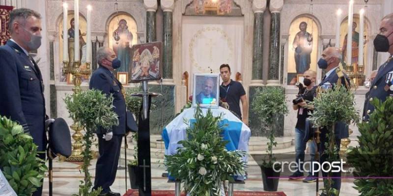 Με τιμές επίτιμου αρχηγού ΓΕΑ η κηδεία του Δημήτρη Αποστολάκη