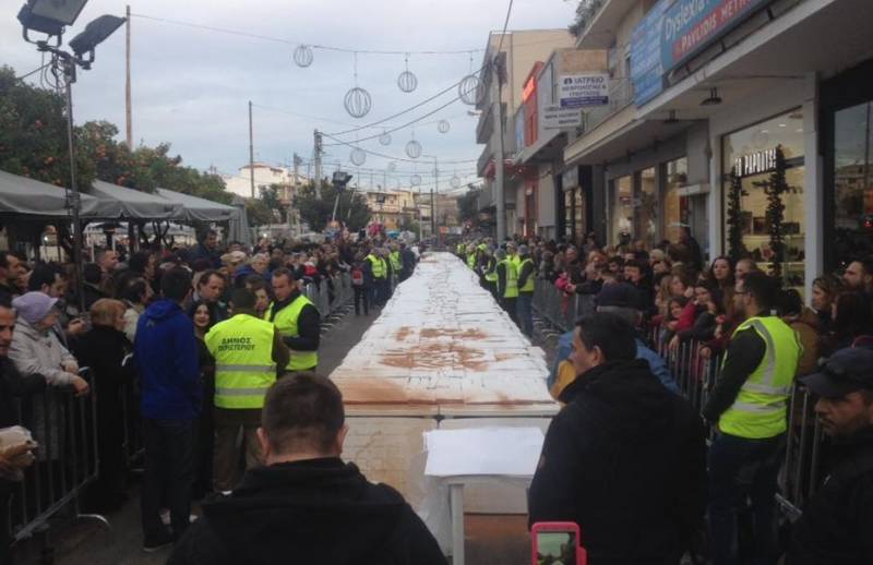 Ρεκόρ Βασιλόπιτας στο Περιστέρι – 2,5 τόνοι πίτας με 200 φλουριά
