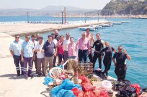 Δύτες καθάρισαν το βυθό στο λιμάνι της Πύλου