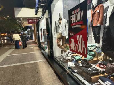 Ανοιχτά σήμερα Κυριακή τα εμπορικά καταστήματα με προσφορές για τη Black Friday