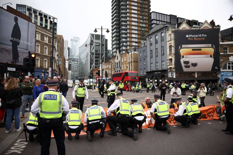 Οικολόγοι ακτιβιστές ανέβηκαν σε γέφυρα κοντά στο Λονδίνο και προκάλεσαν κυκλοφοριακή συμφόρηση