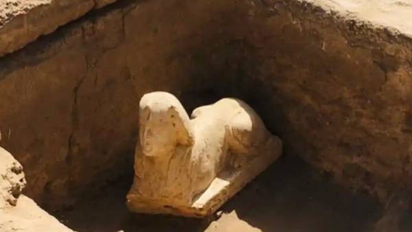 Αγαλμα ρωμαϊκής εποχής που μοιάζει με τη Σφίγγα ανακαλύφθηκε στη νότια Αίγυπτο