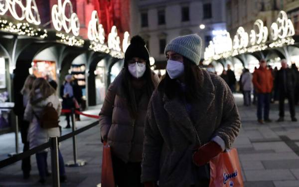 Ευρώπη: Η πανδημία ρίχνει τη σκιά της στα Χριστούγεννα